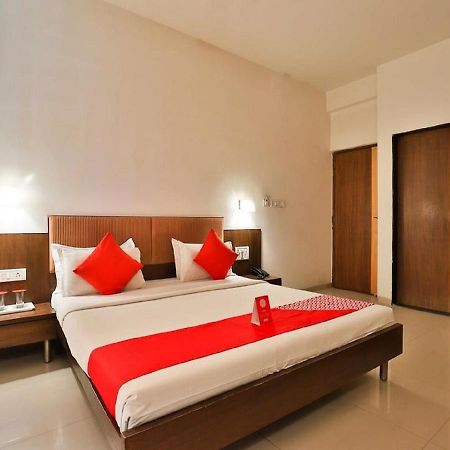 Hotel President Inn By Sky Stays Гандинагар Экстерьер фото