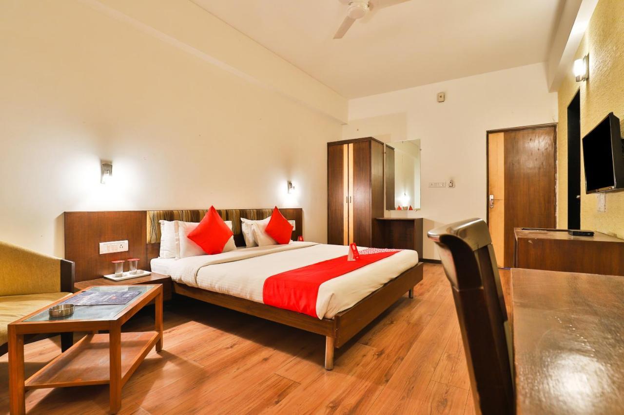 Hotel President Inn By Sky Stays Гандинагар Экстерьер фото